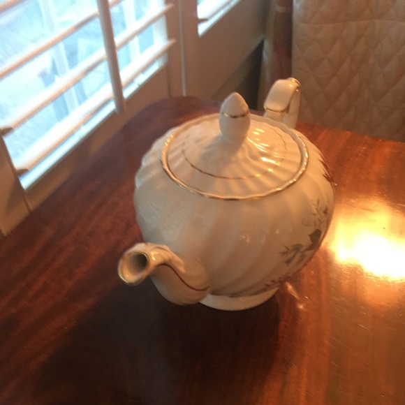 Lovely English ironstone tea pot — Ellgreave 626B.  Swirled style, flowers, gold - Picture 4 of 7